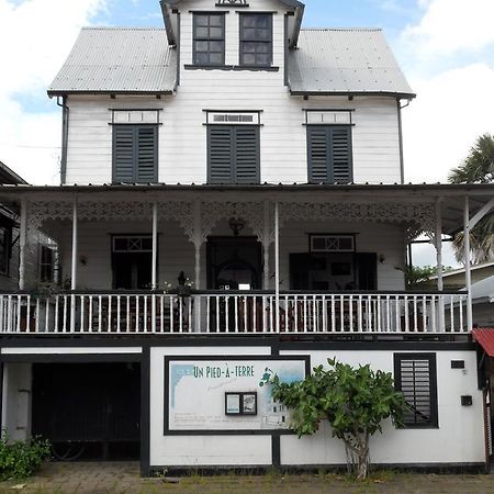 Guesthouse Un Pied-A-Terre ปารามารีโบ ภายนอก รูปภาพ