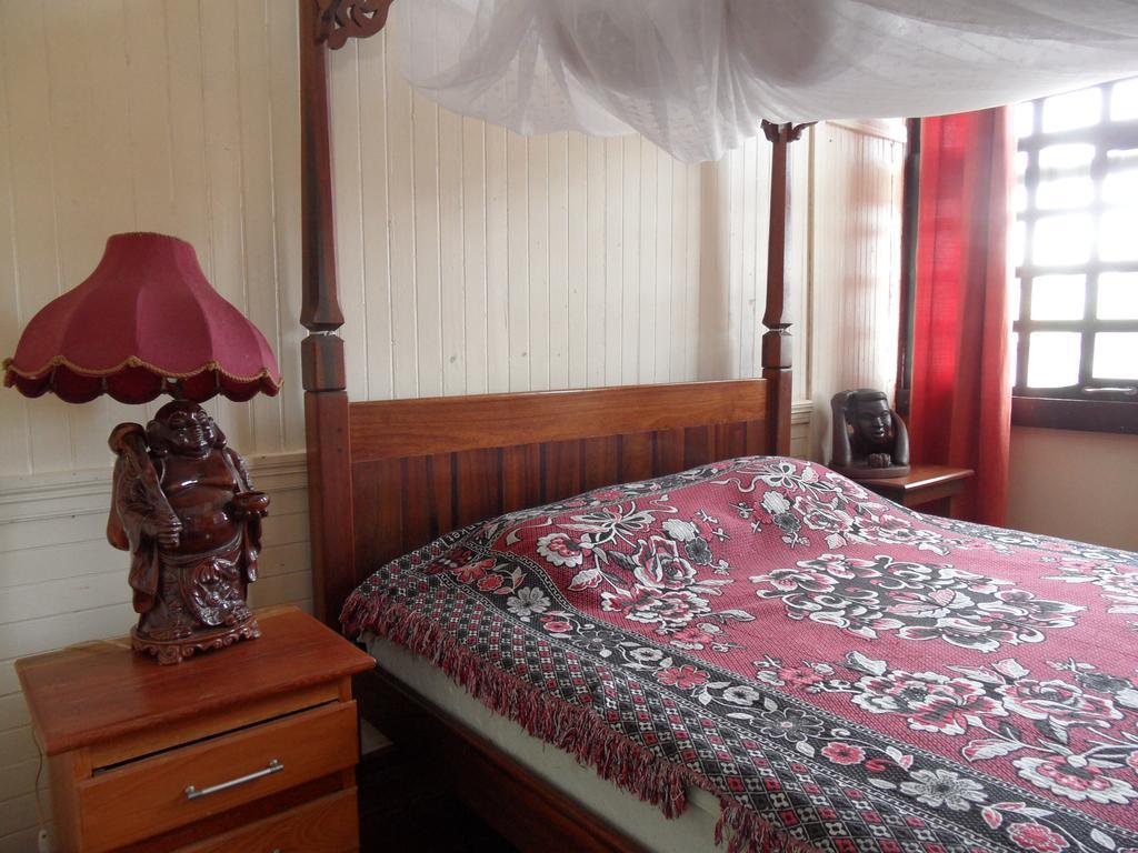 Guesthouse Un Pied-A-Terre ปารามารีโบ ภายนอก รูปภาพ