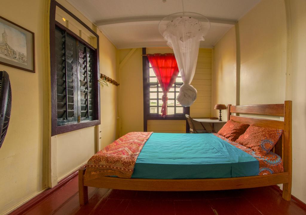 Guesthouse Un Pied-A-Terre ปารามารีโบ ภายนอก รูปภาพ