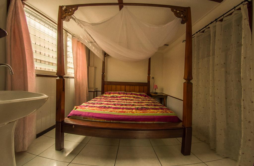 Guesthouse Un Pied-A-Terre ปารามารีโบ ภายนอก รูปภาพ