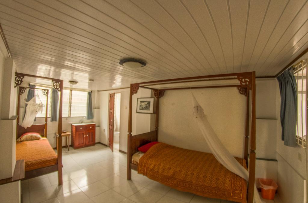 Guesthouse Un Pied-A-Terre ปารามารีโบ ภายนอก รูปภาพ