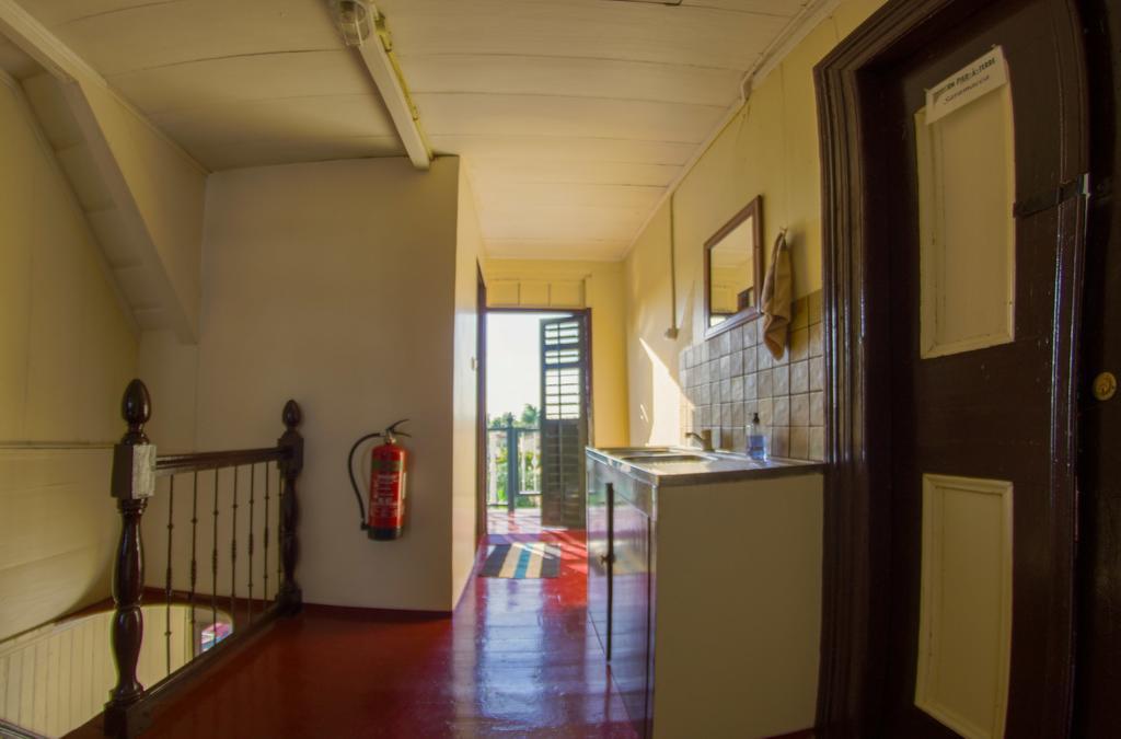 Guesthouse Un Pied-A-Terre ปารามารีโบ ภายนอก รูปภาพ