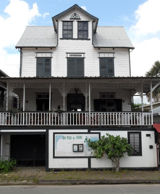 Guesthouse Un Pied-A-Terre ปารามารีโบ ภายนอก รูปภาพ